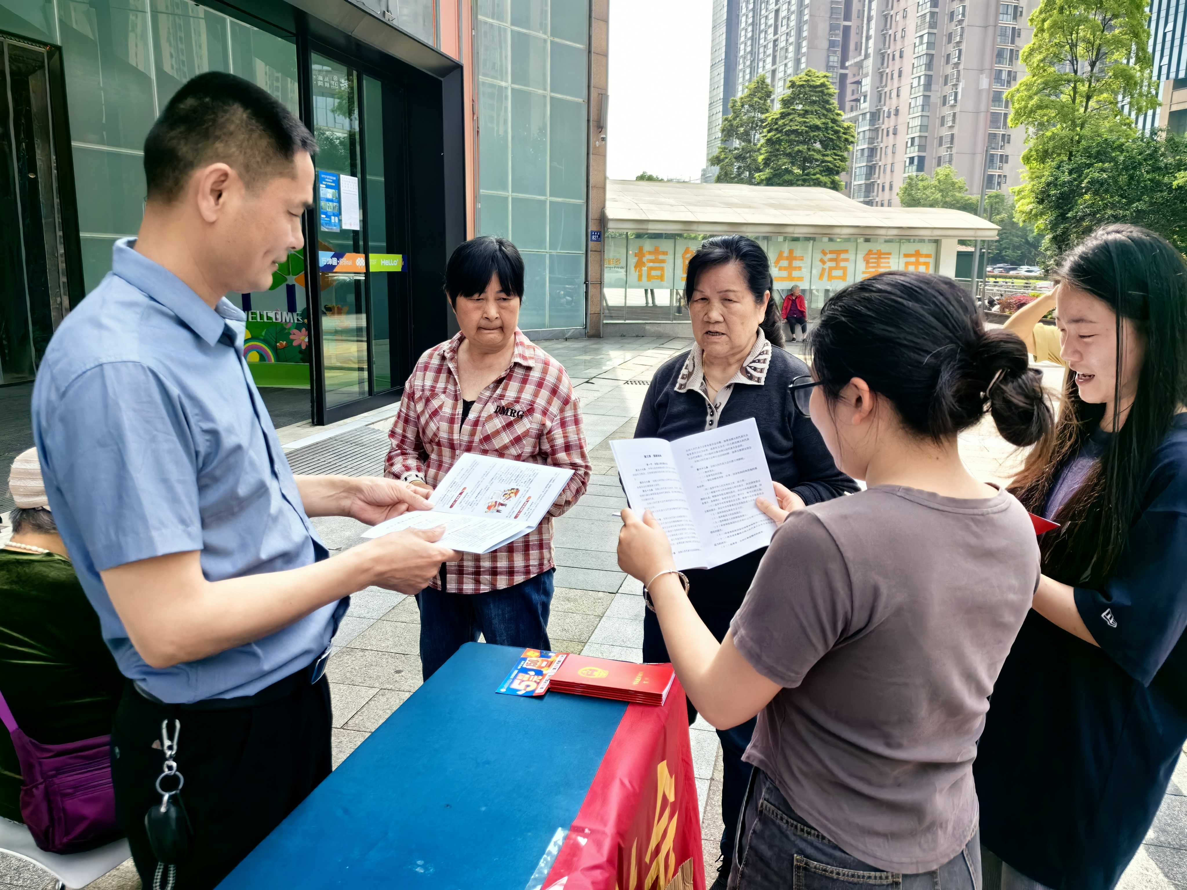 大力保护知识产权  努力构建和谐社会 ——雨花亭司法所开展知识产权周普法宣传活动