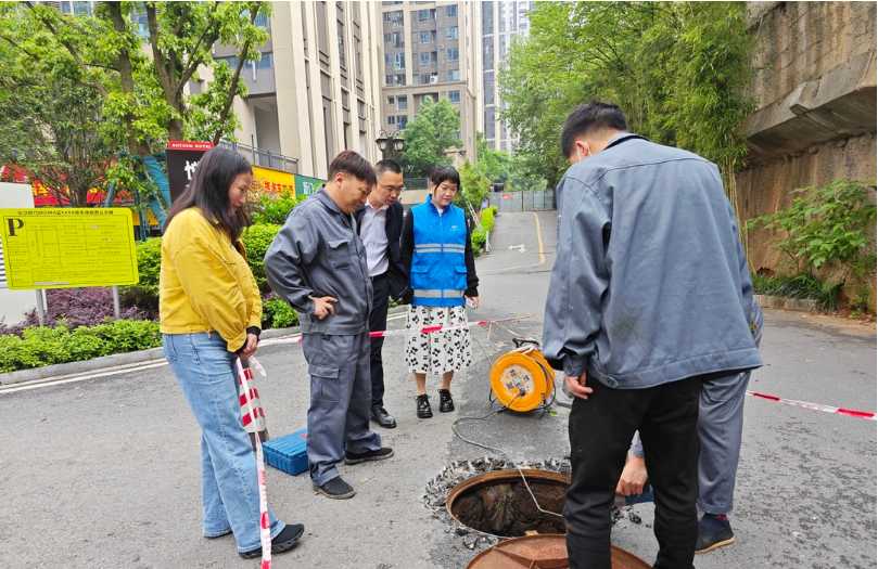 巡查发现井盖塌陷 网格员出手“摆平”